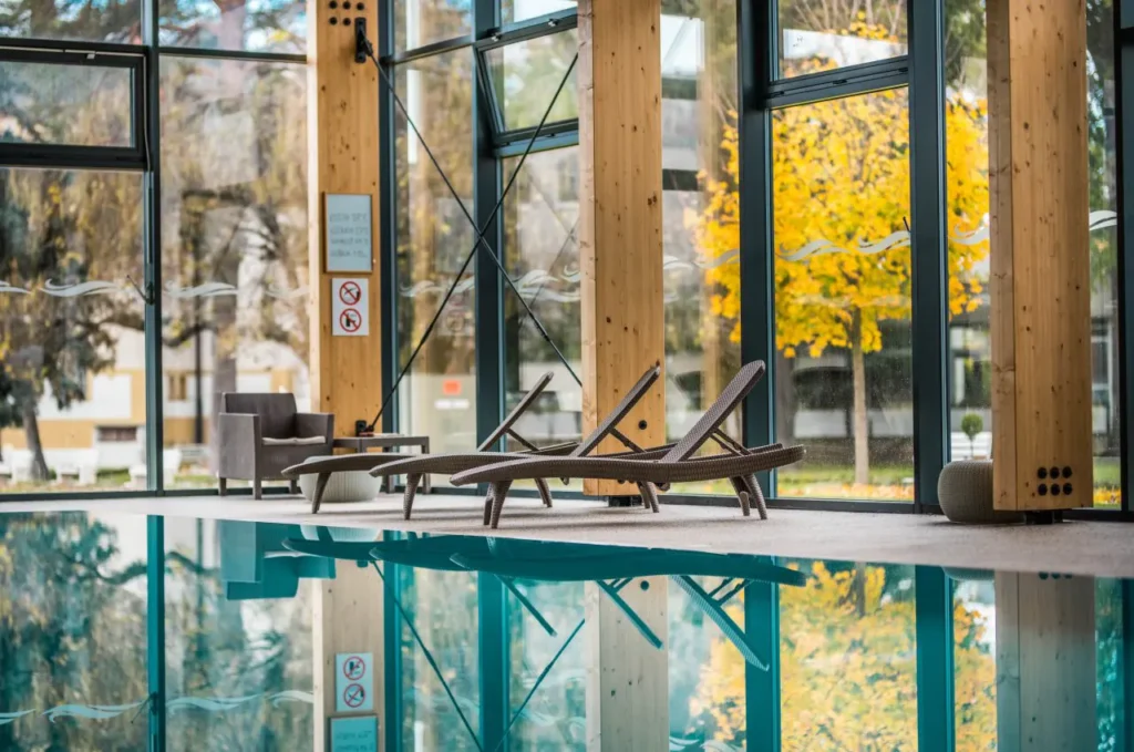 Kúpeľný ústav GRANIT Piešťany, kúpele a procedúry, bazén s presklením a lehátkami