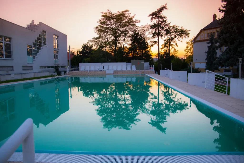 Kúpeľný ústav GRANIT Piešťany, kúpele a procedúry, vonkajší bazén