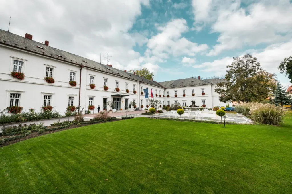 Kúpeľný ústav GRANIT Piešťany, budova kúpeľov