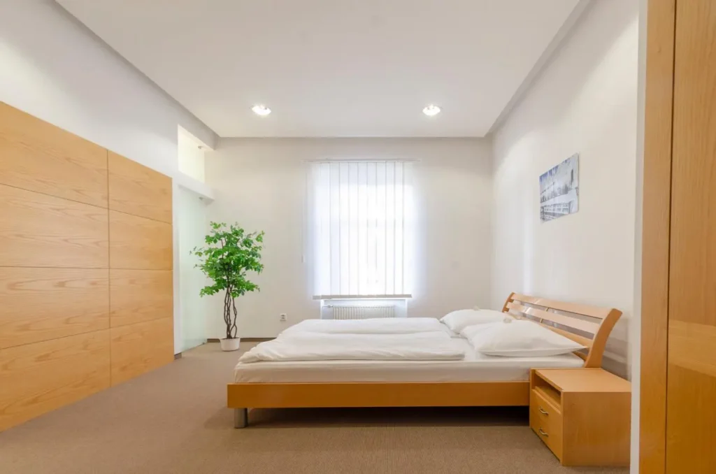 Kúpeľný ústav GRANIT Piešťany, ubytovanie, interiér izieb, manželská posteľ